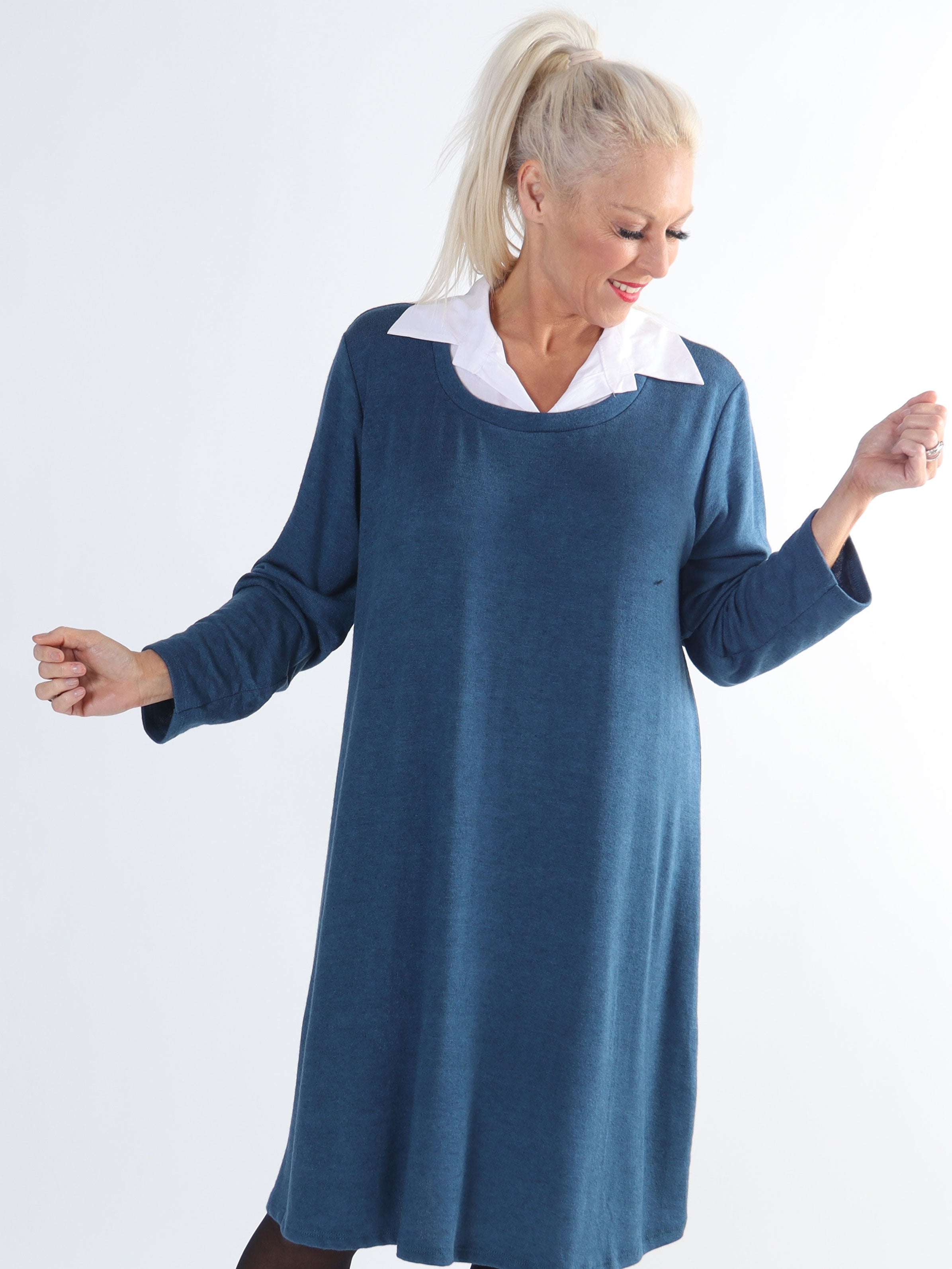 Rita Long - Härlig mjuk plus size klänning med vit skjortkrage